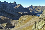 64 In discesa su sentierino per cresta vista sulla Valle di Trona, sui suoi monti e laghi